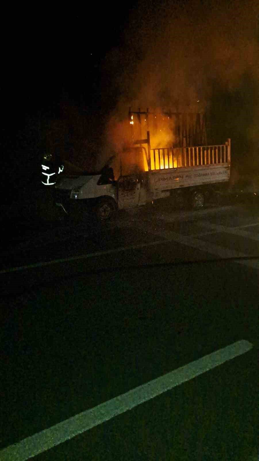 Malzeme yüklü kamyonet cayır cayır yandı