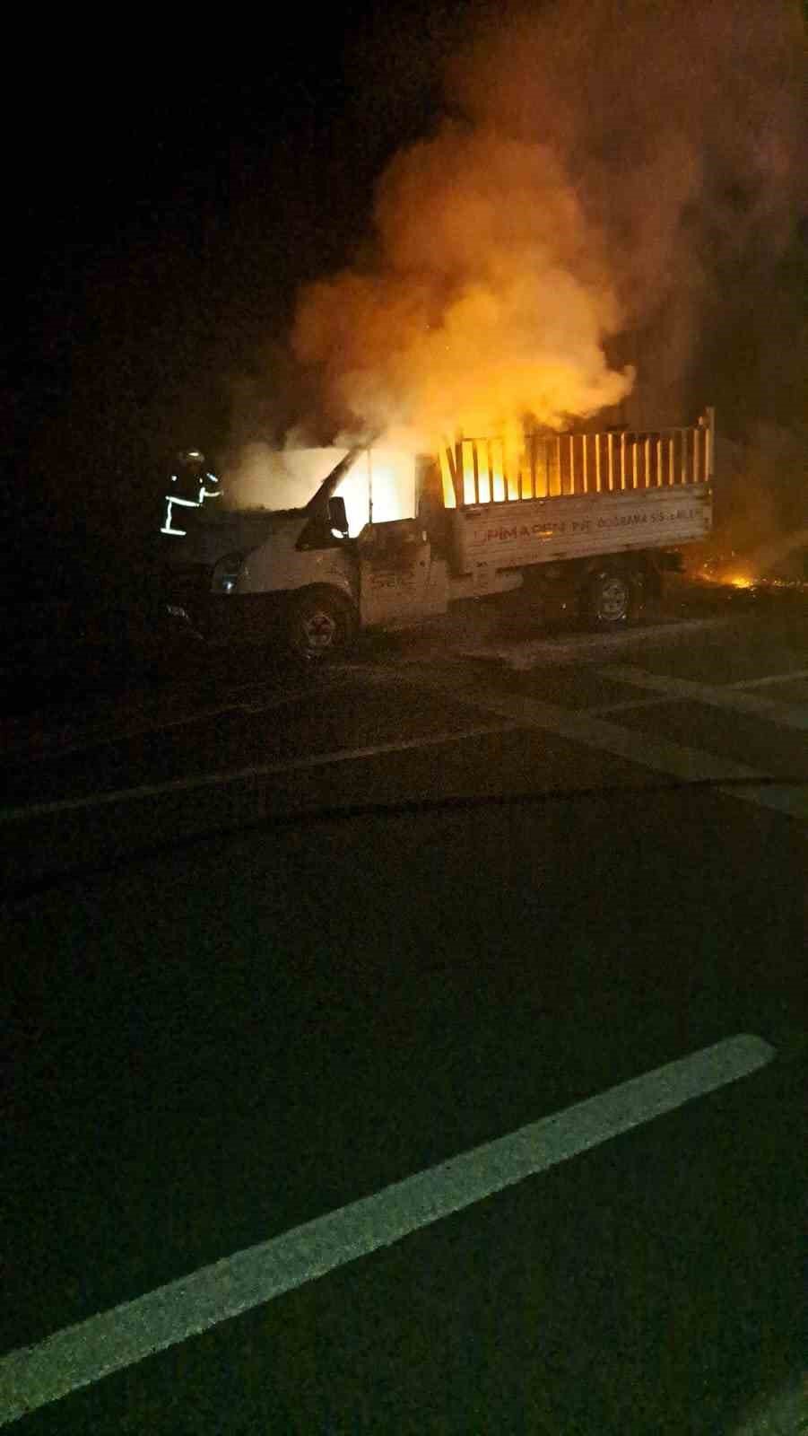 Malzeme yüklü kamyonet cayır cayır yandı