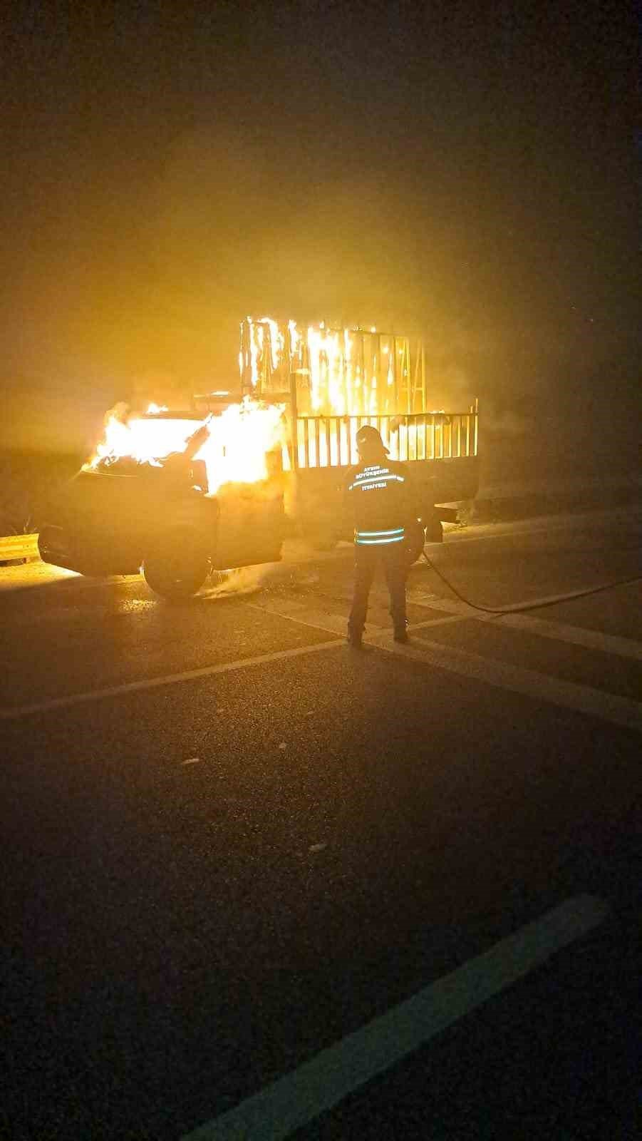 Malzeme yüklü kamyonet cayır cayır yandı