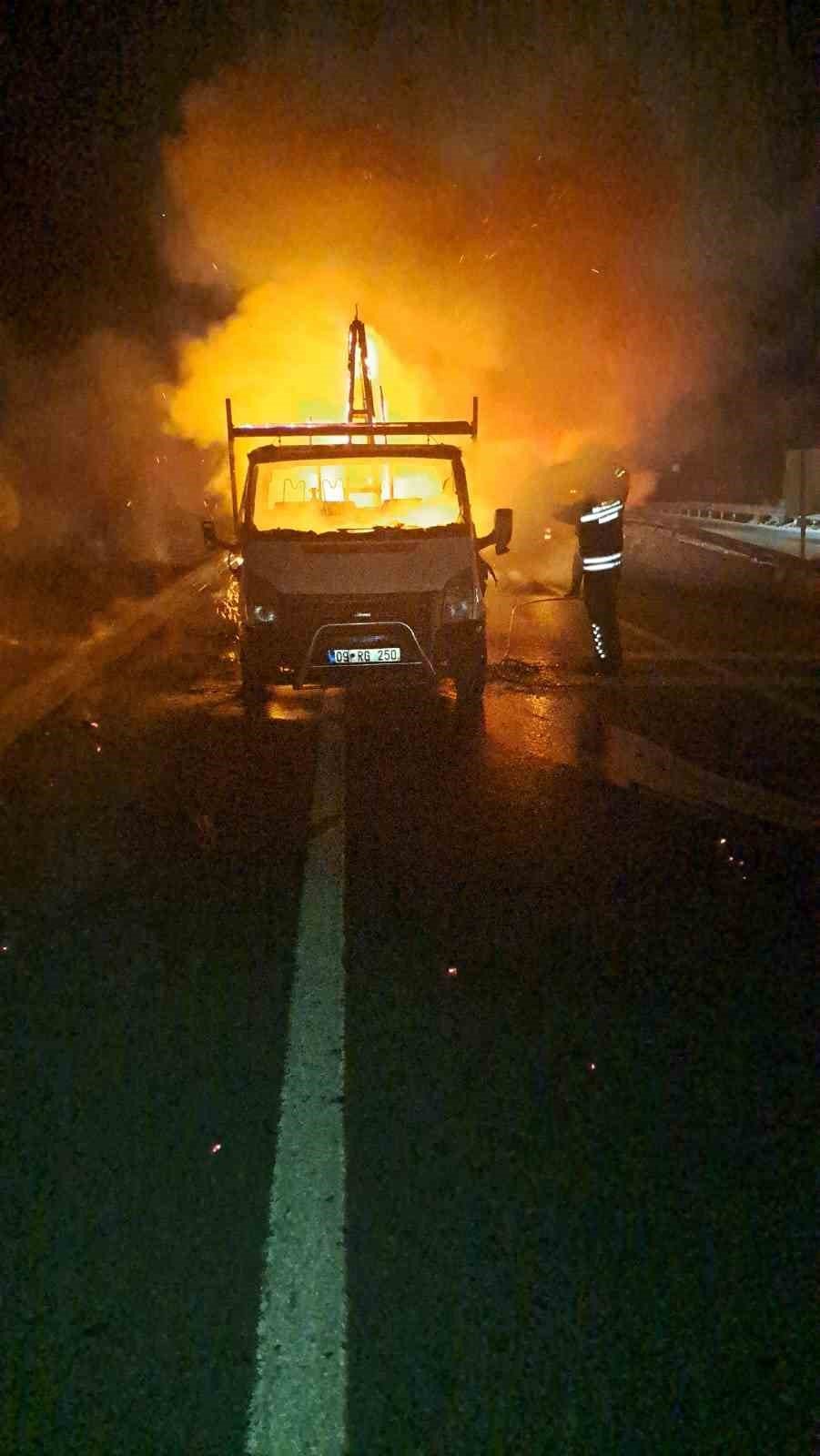 Malzeme yüklü kamyonet cayır cayır yandı