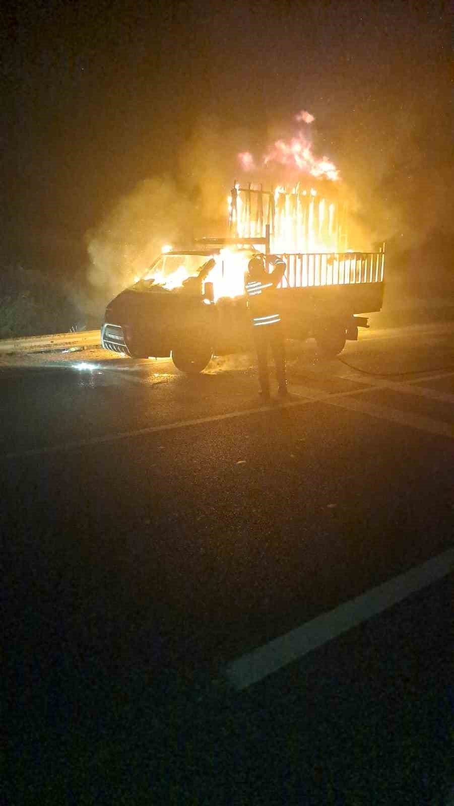 Malzeme yüklü kamyonet cayır cayır yandı