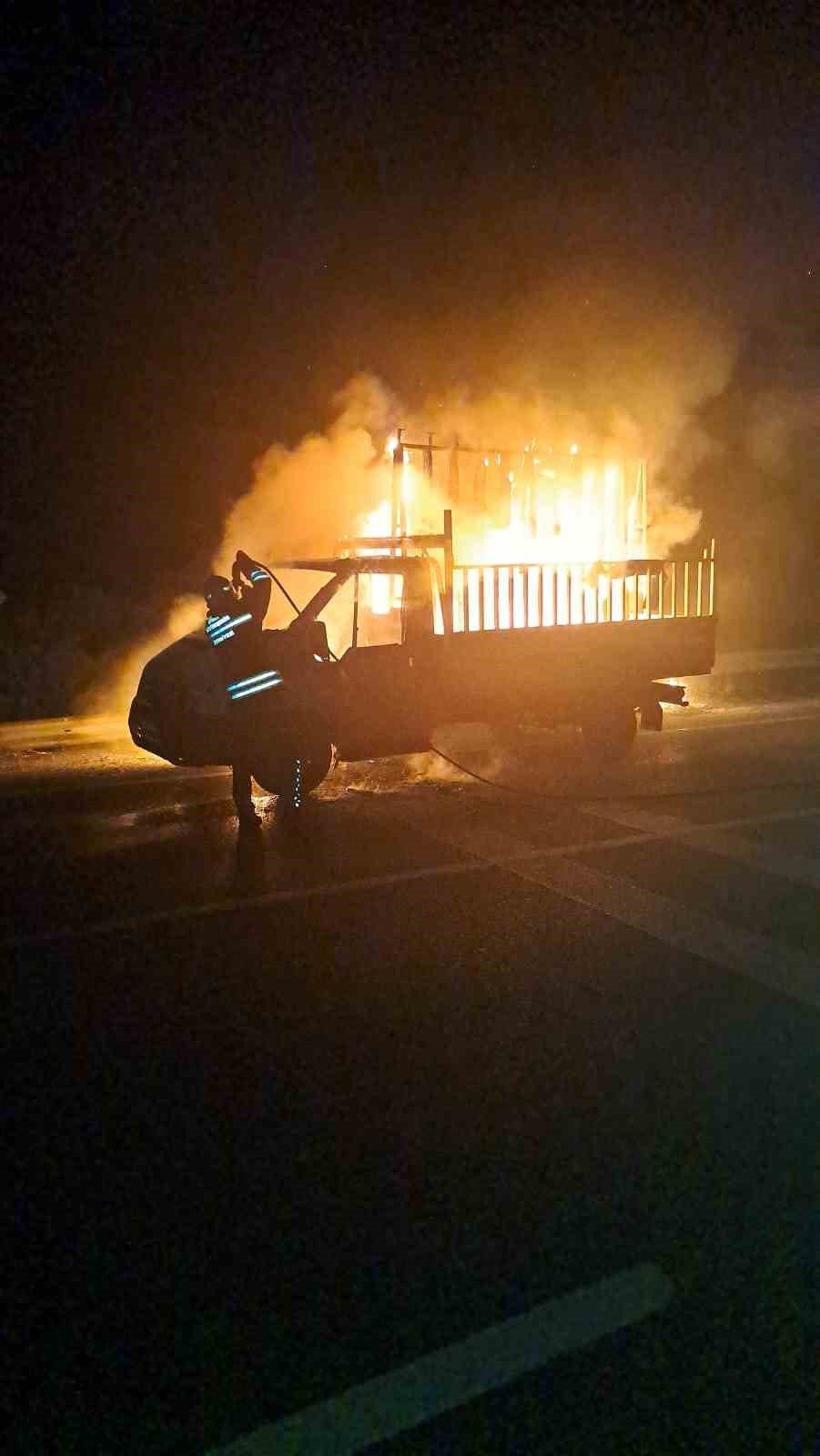 Malzeme yüklü kamyonet cayır cayır yandı