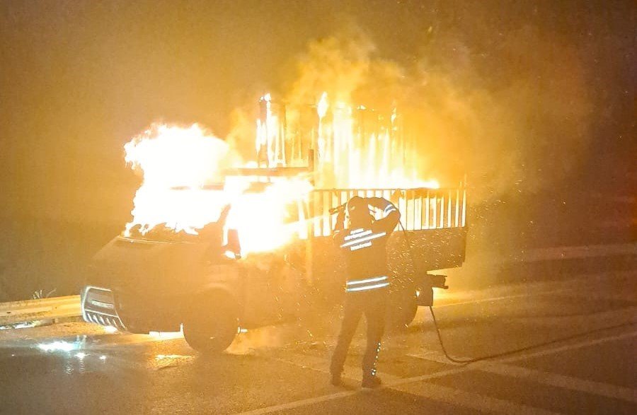 Malzeme yüklü kamyonet cayır cayır yandı