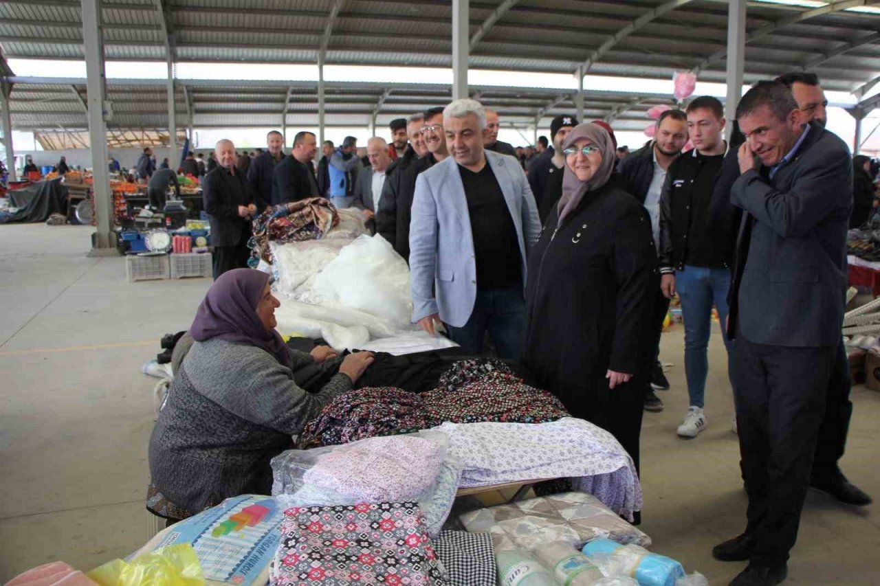 Başkan Çalışkan, pazar esnafı ve vatandaşlarla bir araya geldi