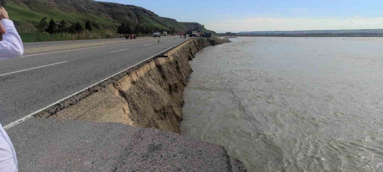 Batman’da çöken yolda çalışma yaparken aracın çarptığı işçi hayatını kaybetti