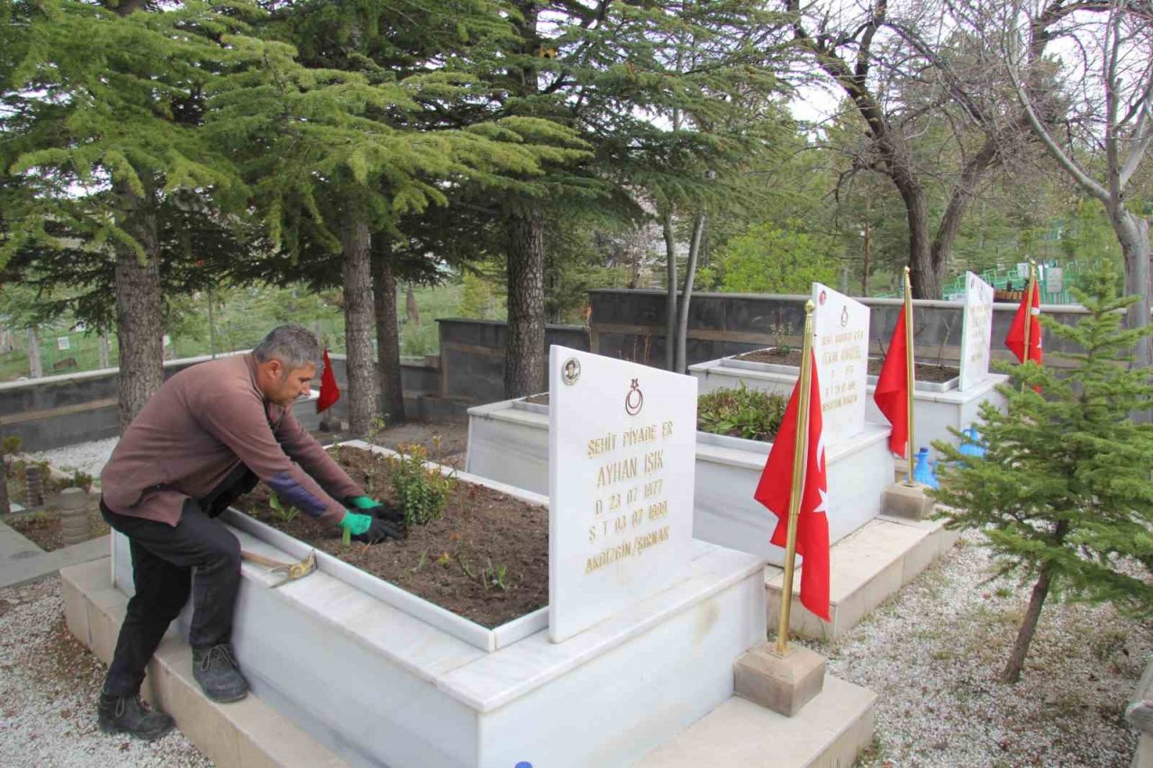 Bünyan mezarlıklarında bayram temizliği başladı