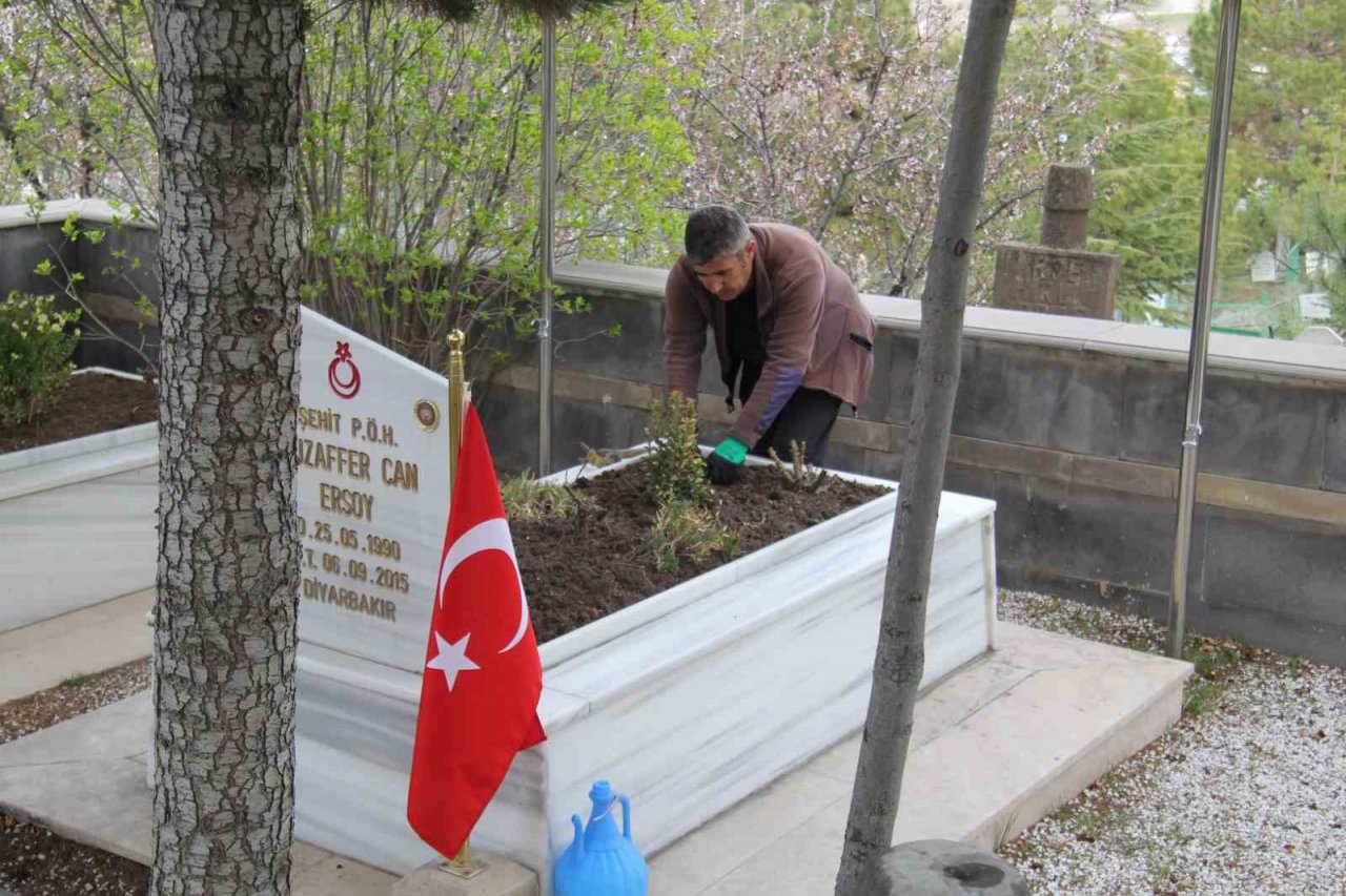 Bünyan mezarlıklarında bayram temizliği başladı