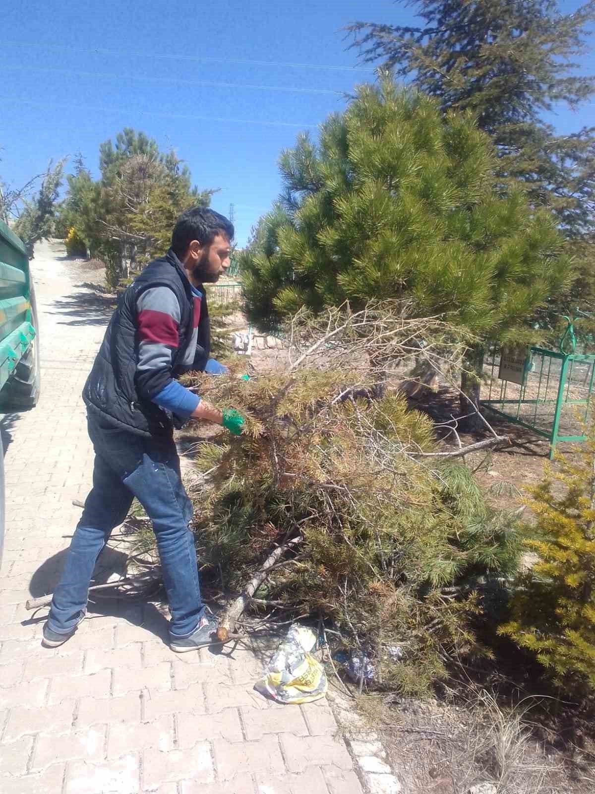 Bünyan mezarlıklarında bayram temizliği başladı