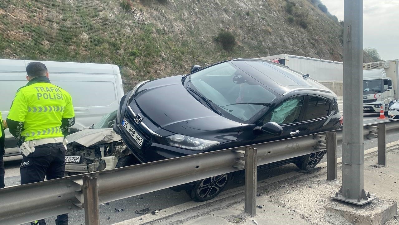 TEM’de 7 aracın karıştığı zincirleme kazada can pazarı