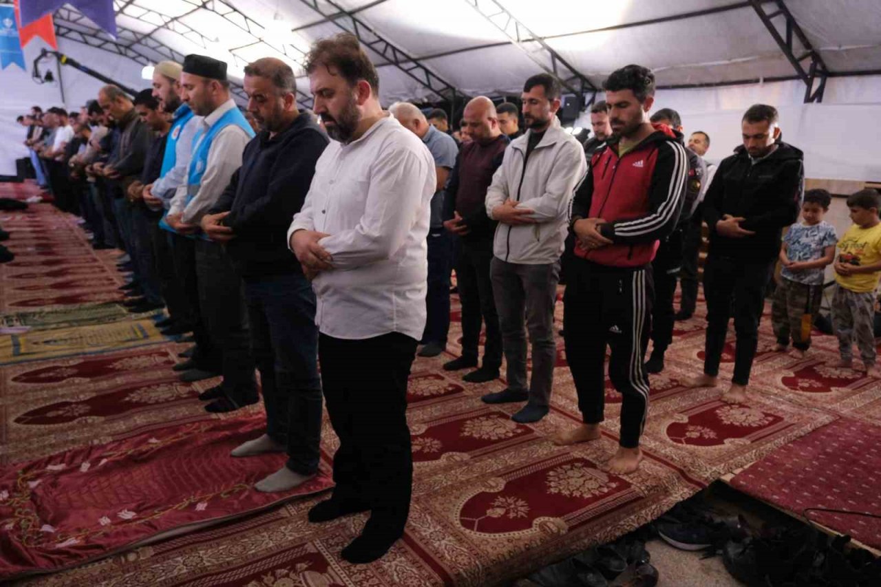 Deprem bölgesi Hatay’da buruk Kadir Gecesi