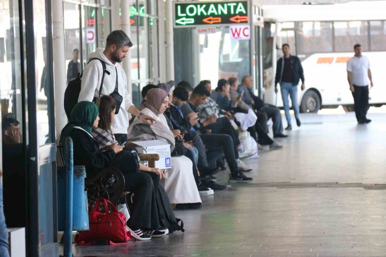 Deprem, bayram öncesi şehirlerarası seyahati de etkiledi