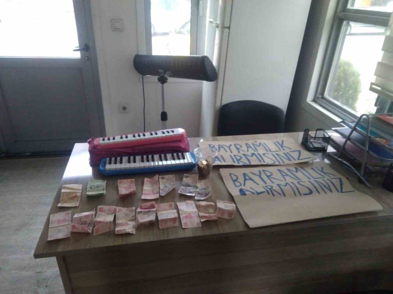 "Bayramlık alır mısınız?" pankartı ile çocukları dilendiriyorlar