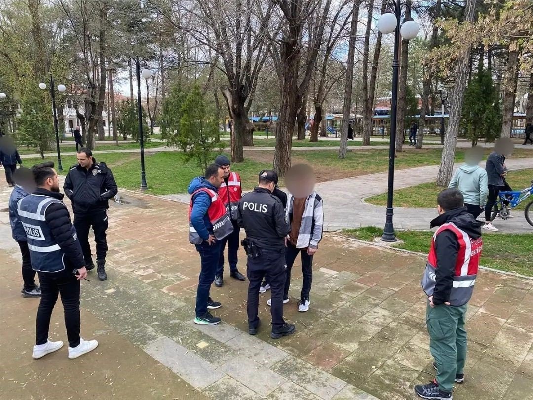 Okul önlerinde polis denetimi