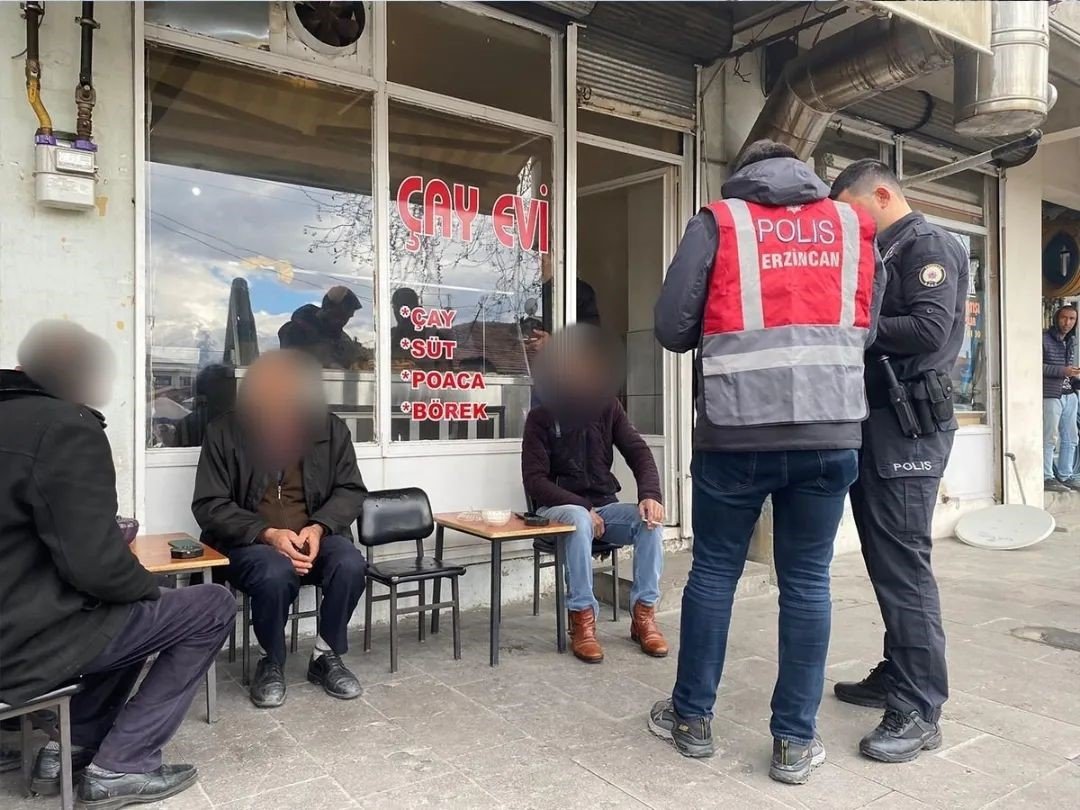 Okul önlerinde polis denetimi