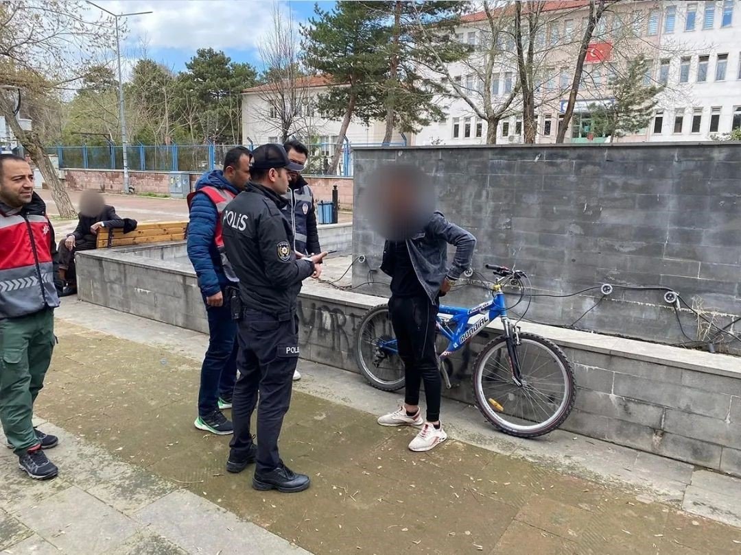 Okul önlerinde polis denetimi