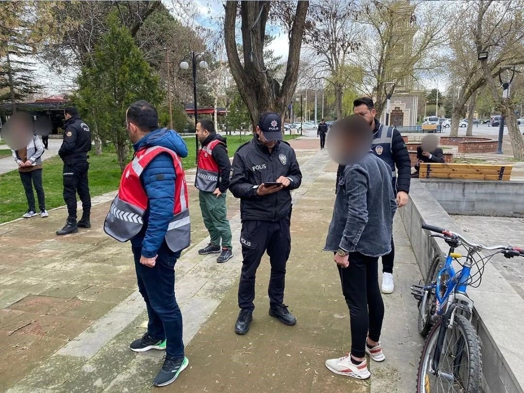 Okul önlerinde polis denetimi