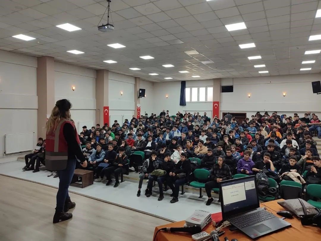 Öğrencilere polislik tanıtıldı, suçtan korunma yöntemleri anlatıldı