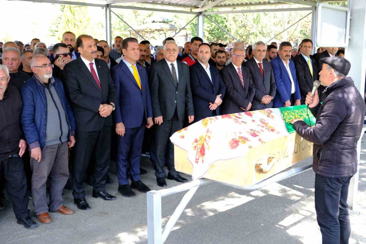 Evde ölü bulunan öğretmen son yolculuğuna uğurlandı