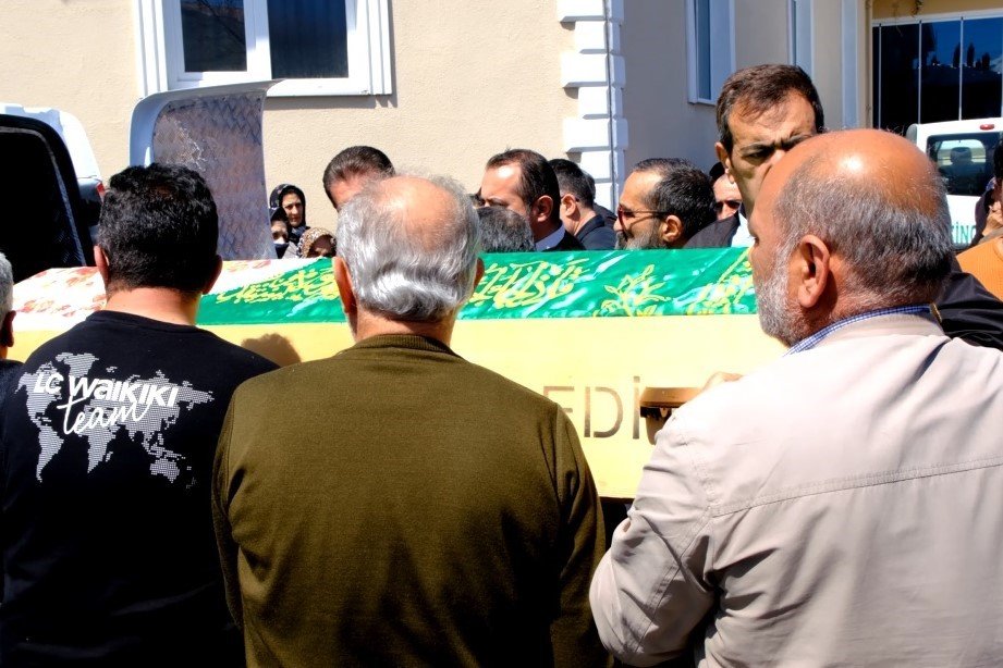 Evde ölü bulunan öğretmen son yolculuğuna uğurlandı