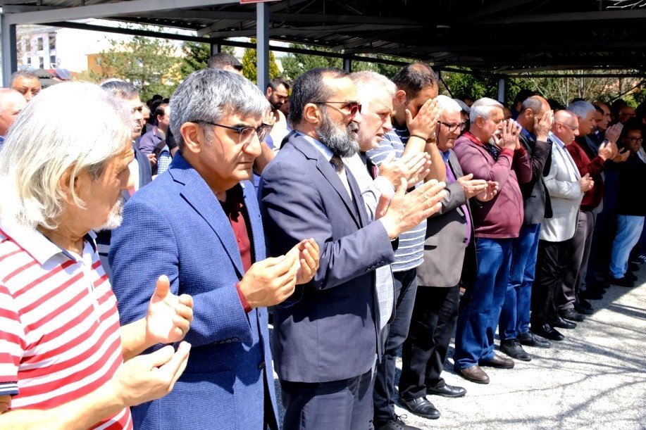 Evde ölü bulunan öğretmen son yolculuğuna uğurlandı