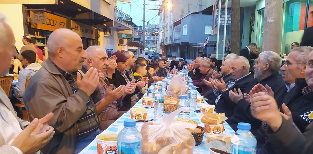 Eski İzmir Erzurumlular Derneğinden 500 kişilik iftar sofrası