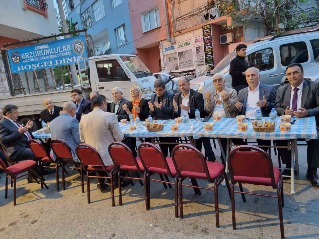 Eski İzmir Erzurumlular Derneğinden 500 kişilik iftar sofrası