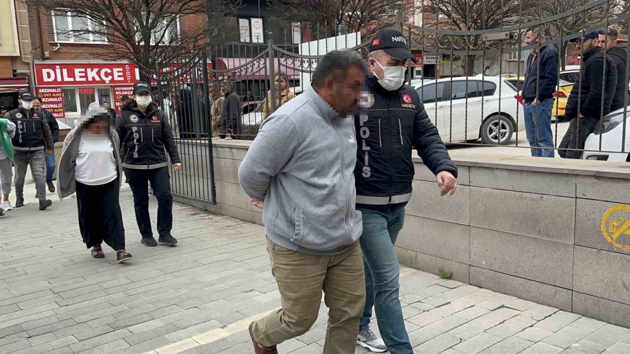 5 buçuk kilogram uyuşturucu madde ile yakalandılar