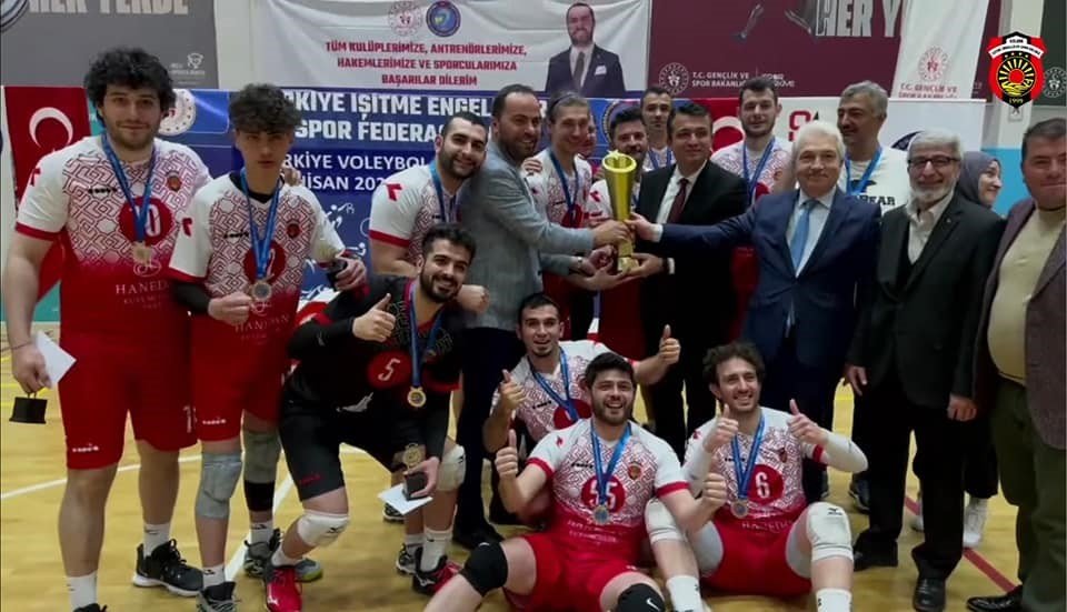 Gölcük’ün işitme engelliler kadın ve erkek voleybol takımı 3. kez Türkiye şampiyonu oldu