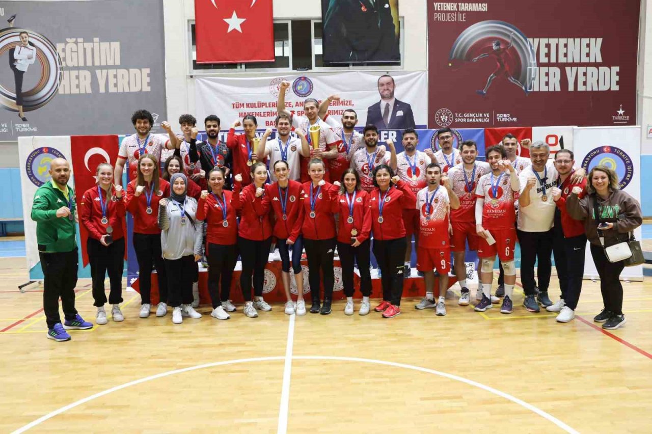 Gölcük’ün işitme engelliler kadın ve erkek voleybol takımı 3. kez Türkiye şampiyonu oldu