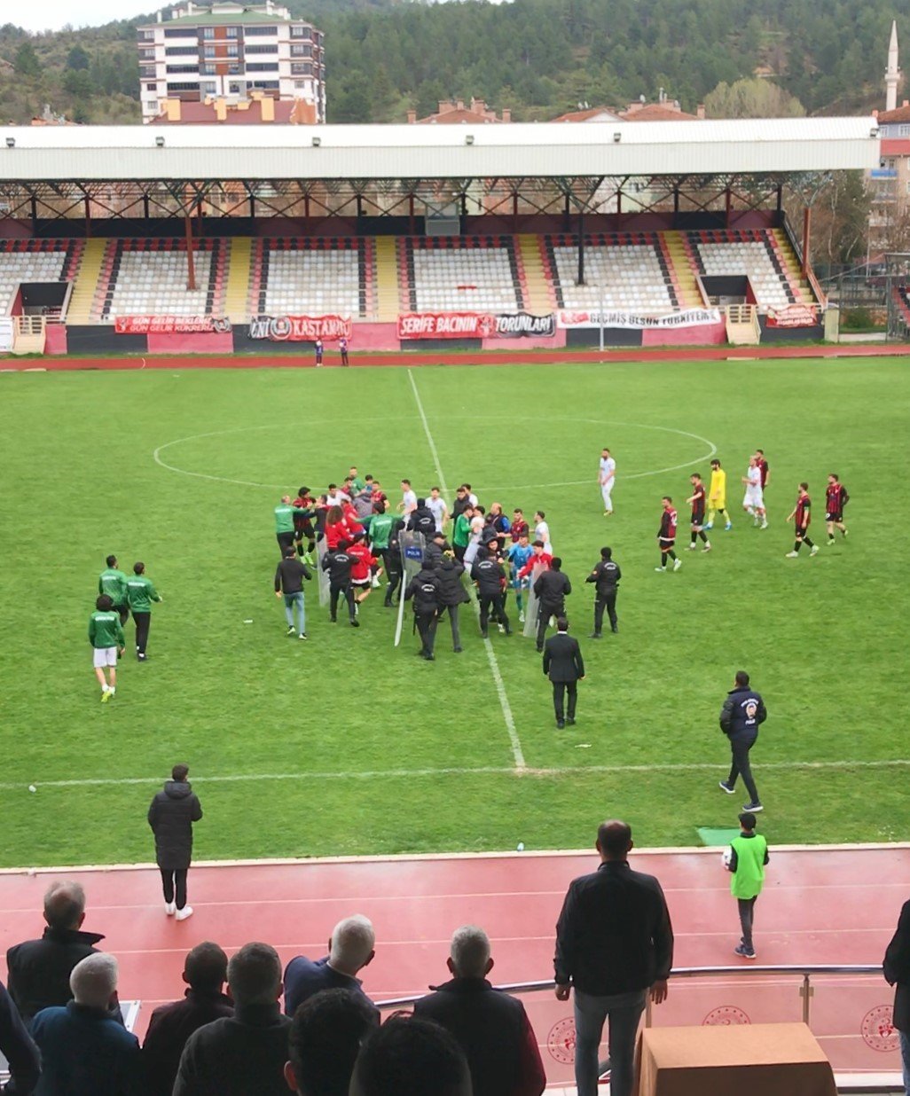 Amatör maçtaki kavga kamerada