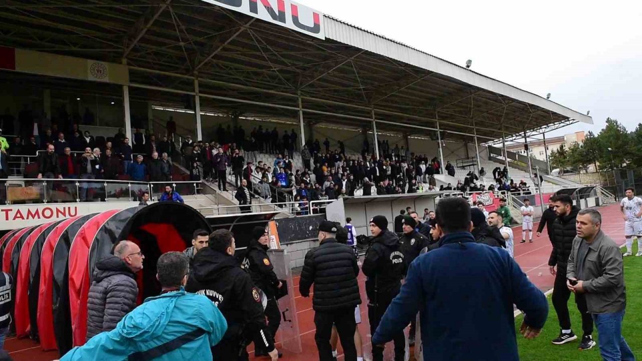 Amatör maçtaki kavga kamerada