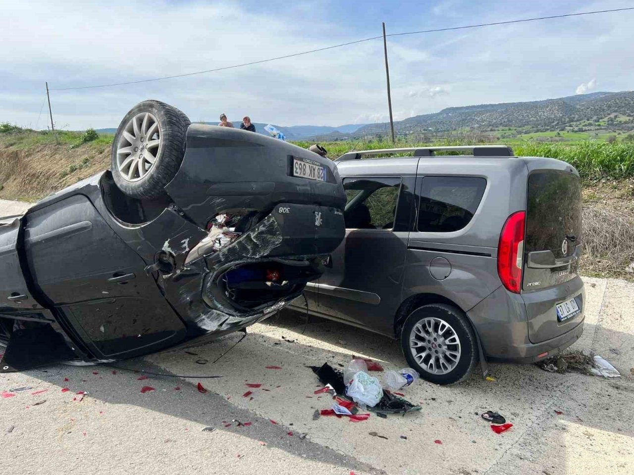 Köpeğe çarpmamak için sürücüsünün manevra yaptığı otomobil takla attı: 1 yaralı