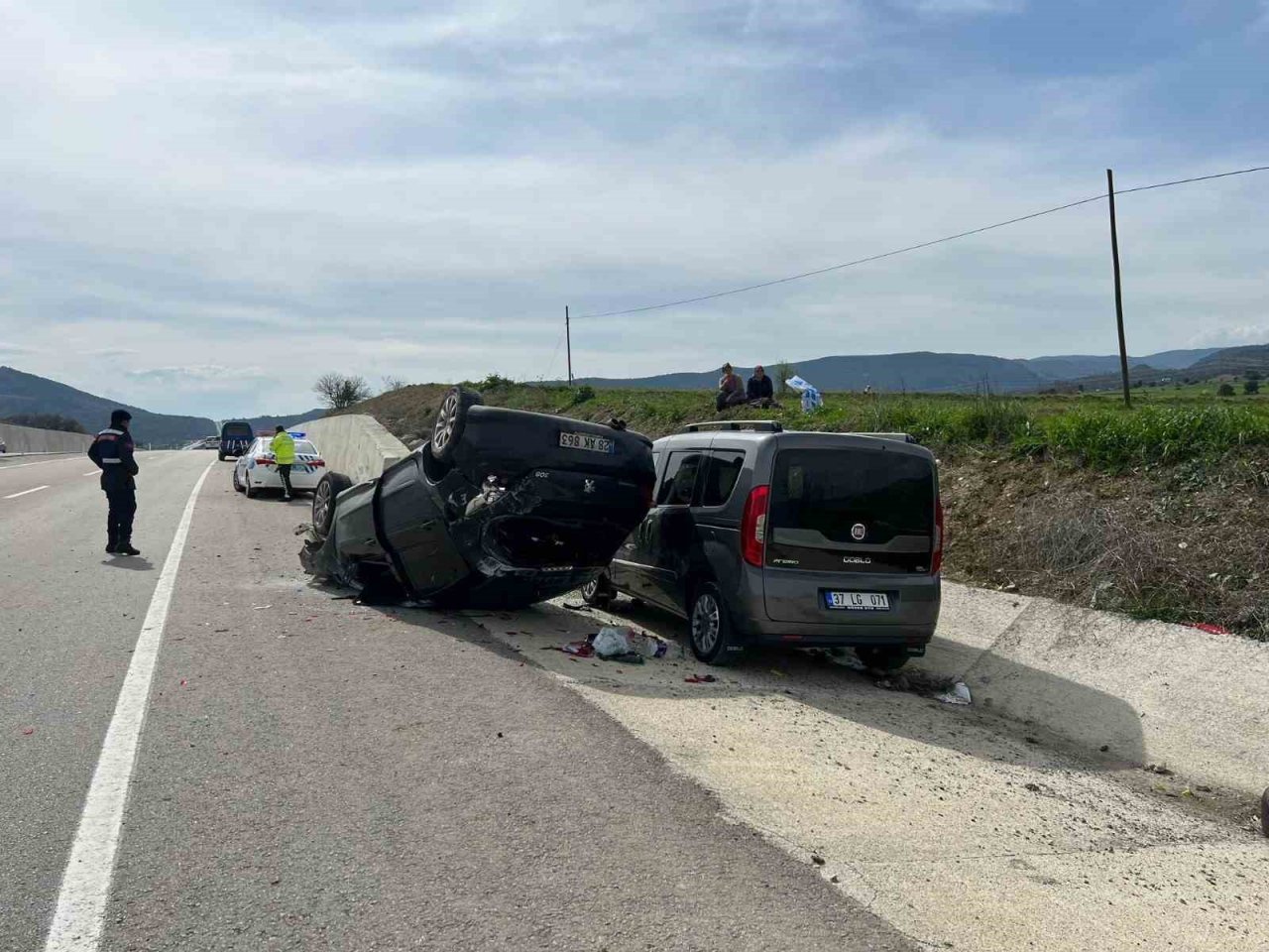 Köpeğe çarpmamak için sürücüsünün manevra yaptığı otomobil takla attı: 1 yaralı