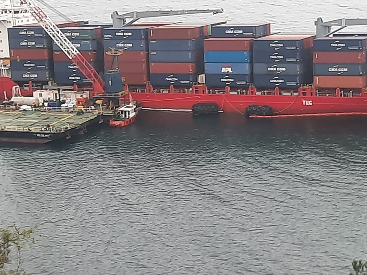 Karadeniz’de karaya oturan gemide yük tahliye çalışması başlatıldı