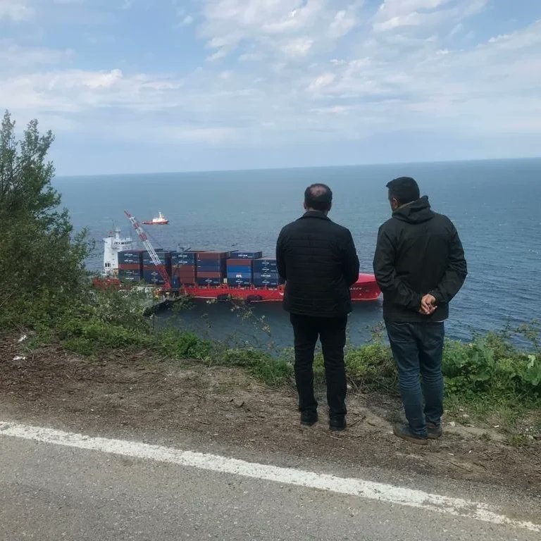 Karadeniz’de karaya oturan gemide yük tahliye çalışması başlatıldı