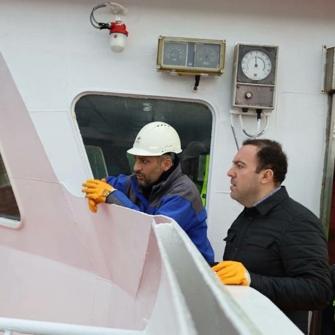 Karadeniz’de karaya oturan gemide yük tahliye çalışması başlatıldı