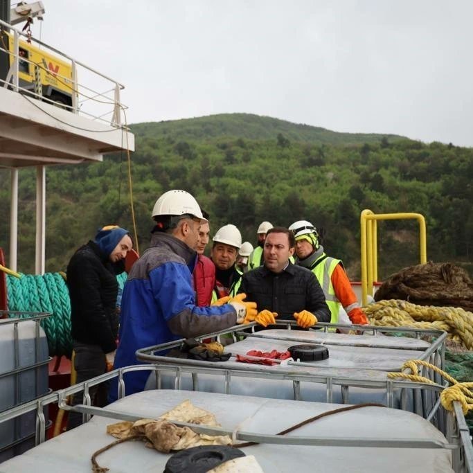 Karadeniz’de karaya oturan gemide yük tahliye çalışması başlatıldı