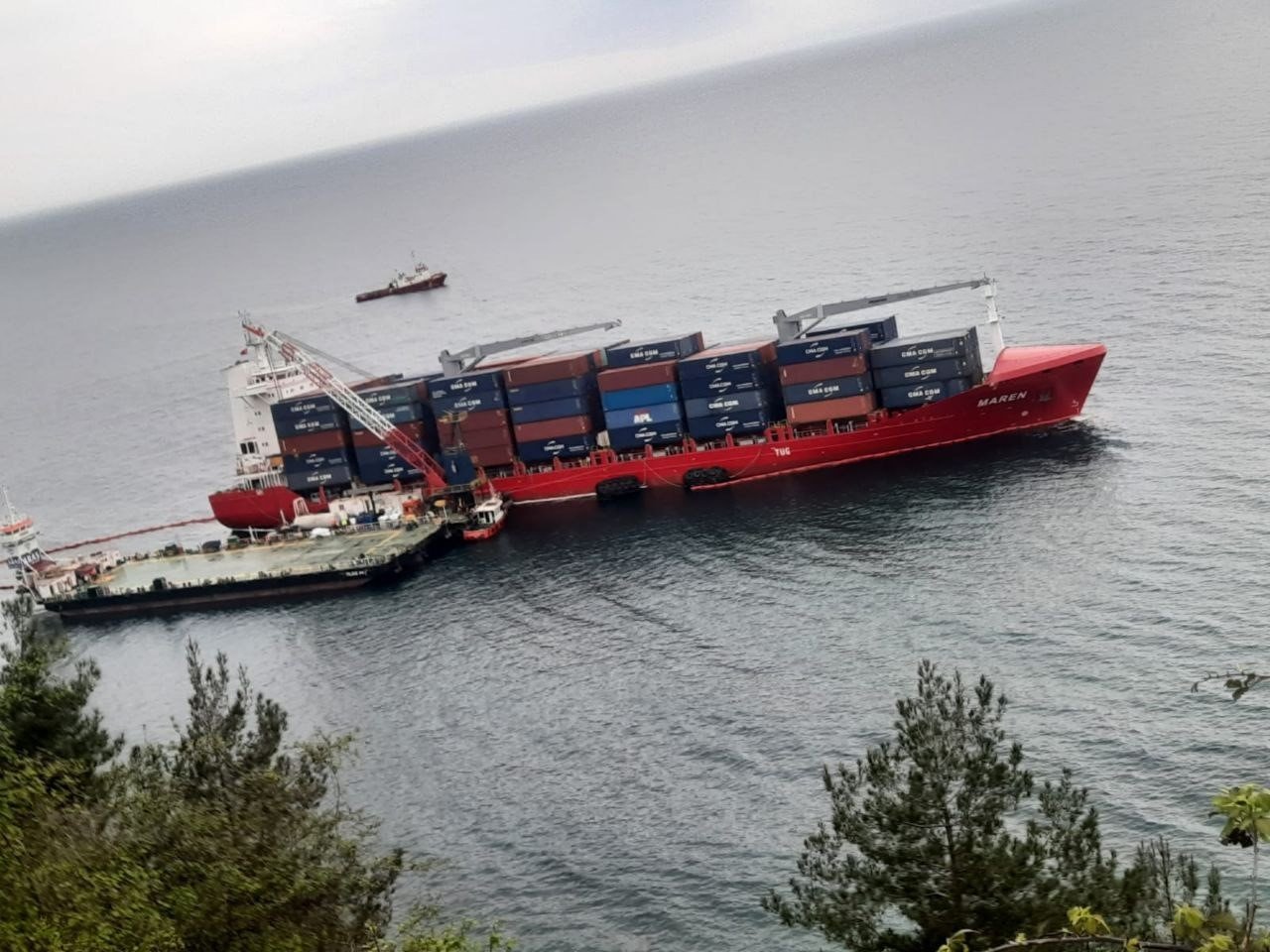 Karadeniz’de karaya oturan gemide yük tahliye çalışması başlatıldı