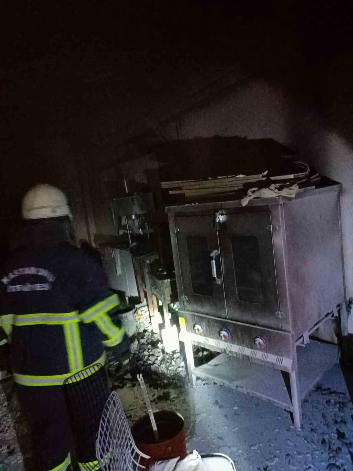 Taşan şerbet imalathaneyi küle çeviriyordu