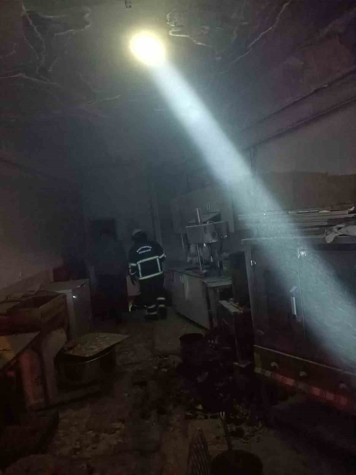 Taşan şerbet imalathaneyi küle çeviriyordu