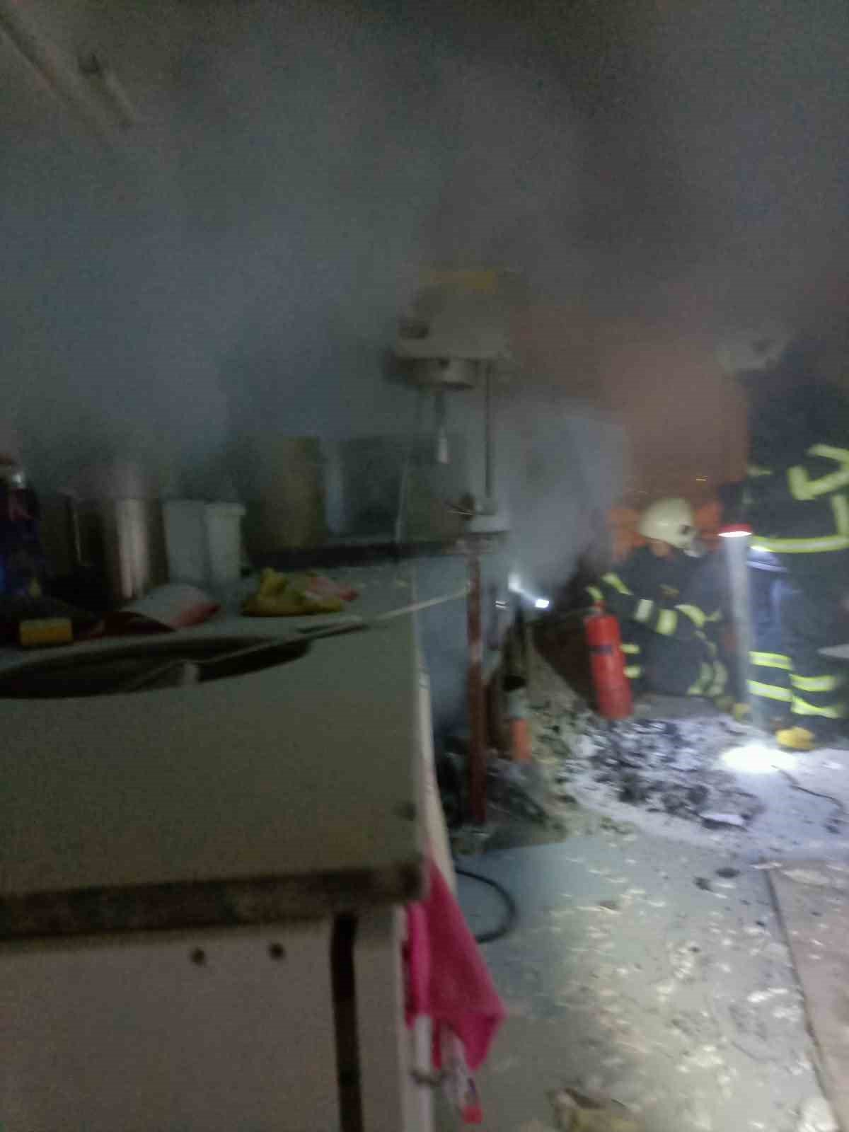 Taşan şerbet imalathaneyi küle çeviriyordu