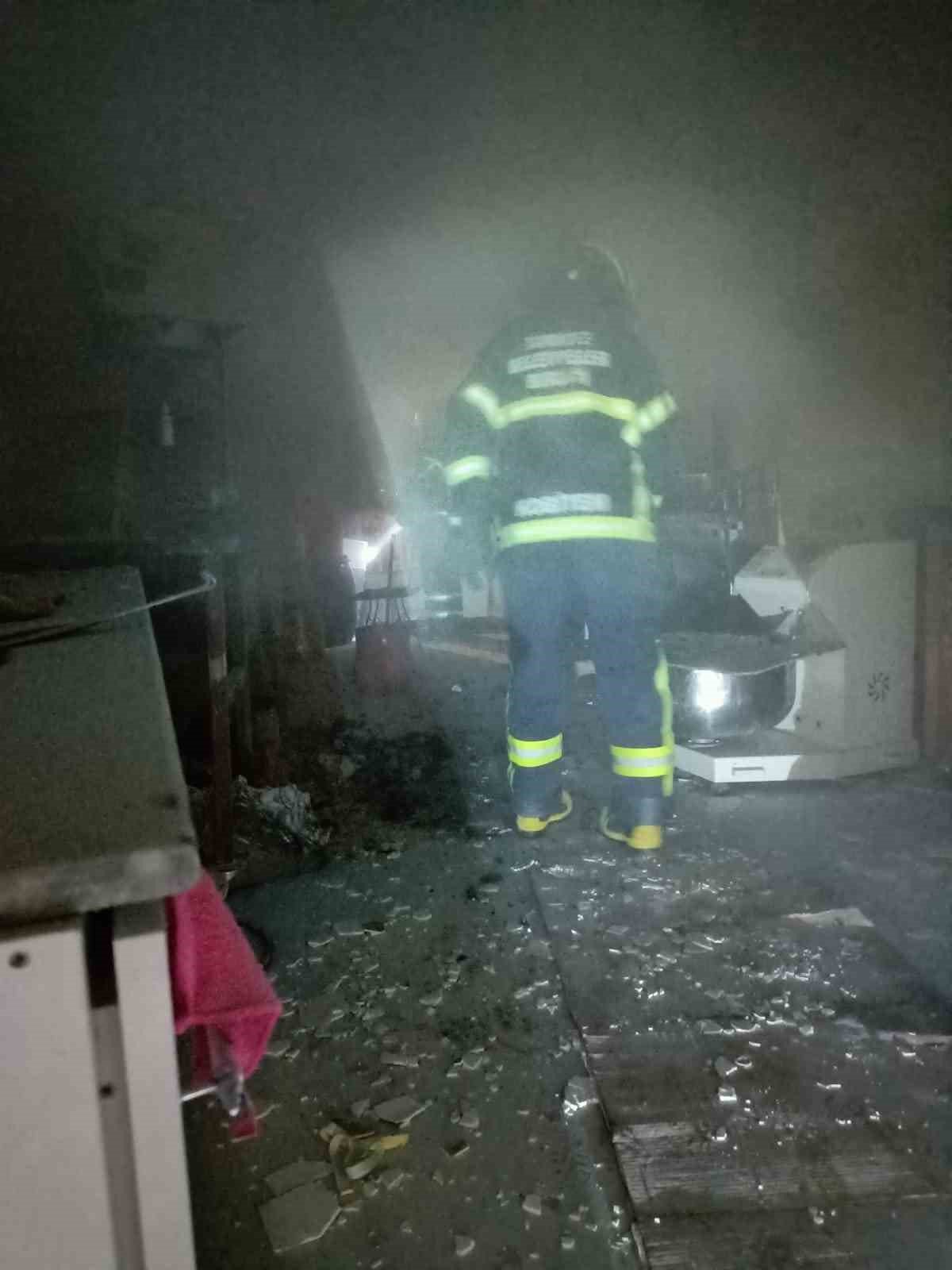 Taşan şerbet imalathaneyi küle çeviriyordu