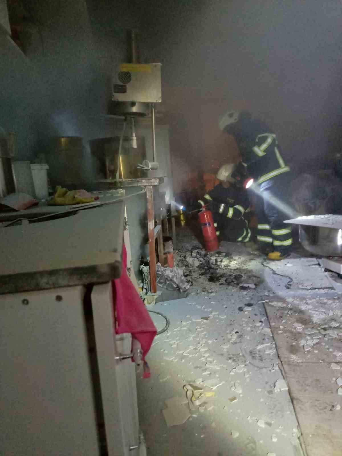 Taşan şerbet imalathaneyi küle çeviriyordu