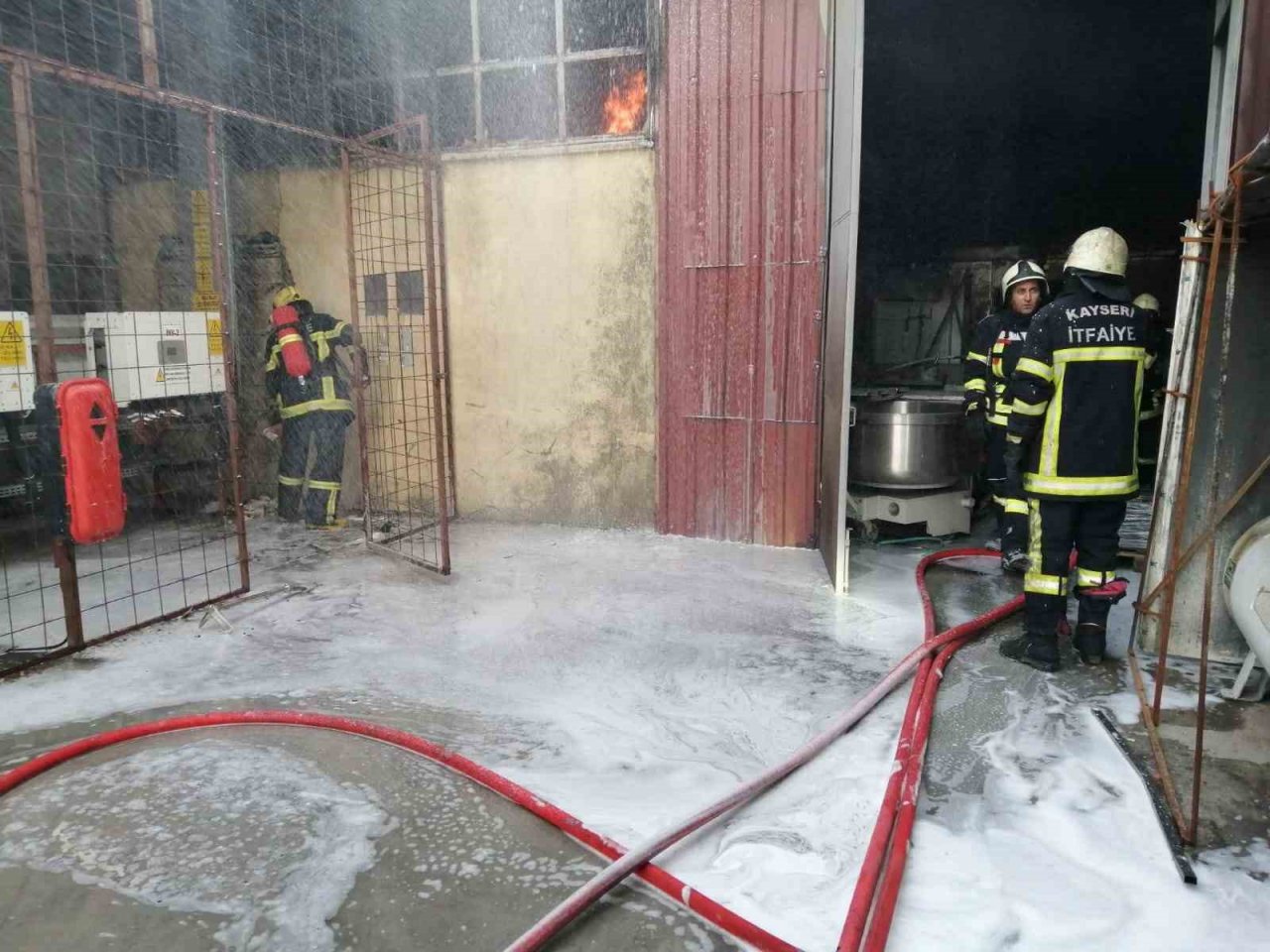 Fabrikada çıkan yangın söndürüldü