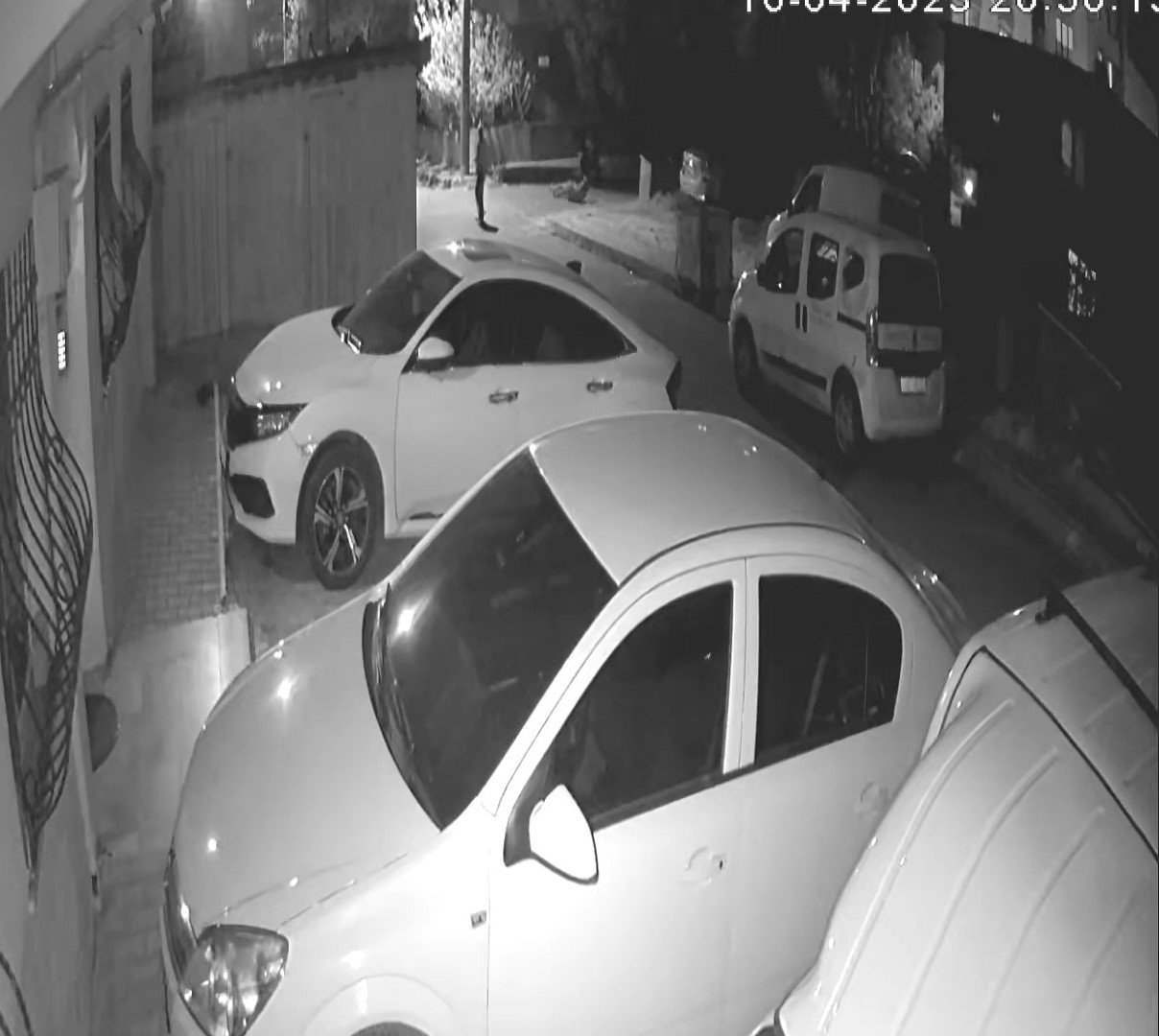 Sipariş verip bekledikleri motosikletli kuryeyi pompalı tüfekle vurdular