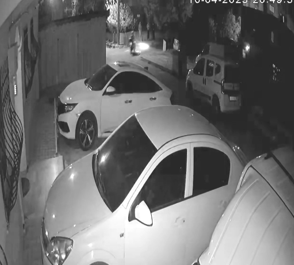 Sipariş verip bekledikleri motosikletli kuryeyi pompalı tüfekle vurdular