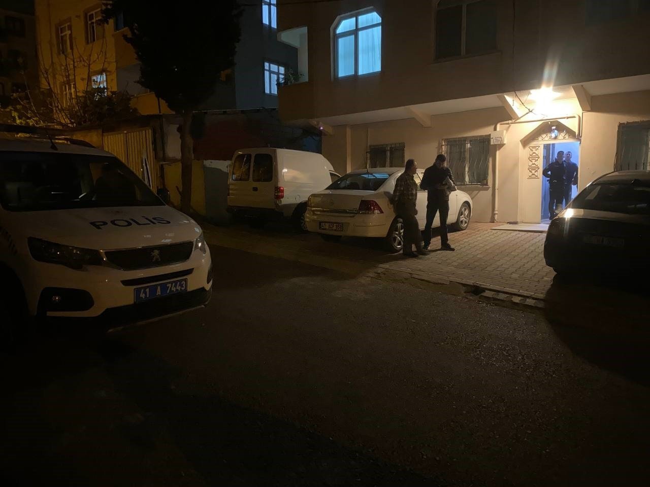 Sipariş verip bekledikleri motosikletli kuryeyi pompalı tüfekle vurdular