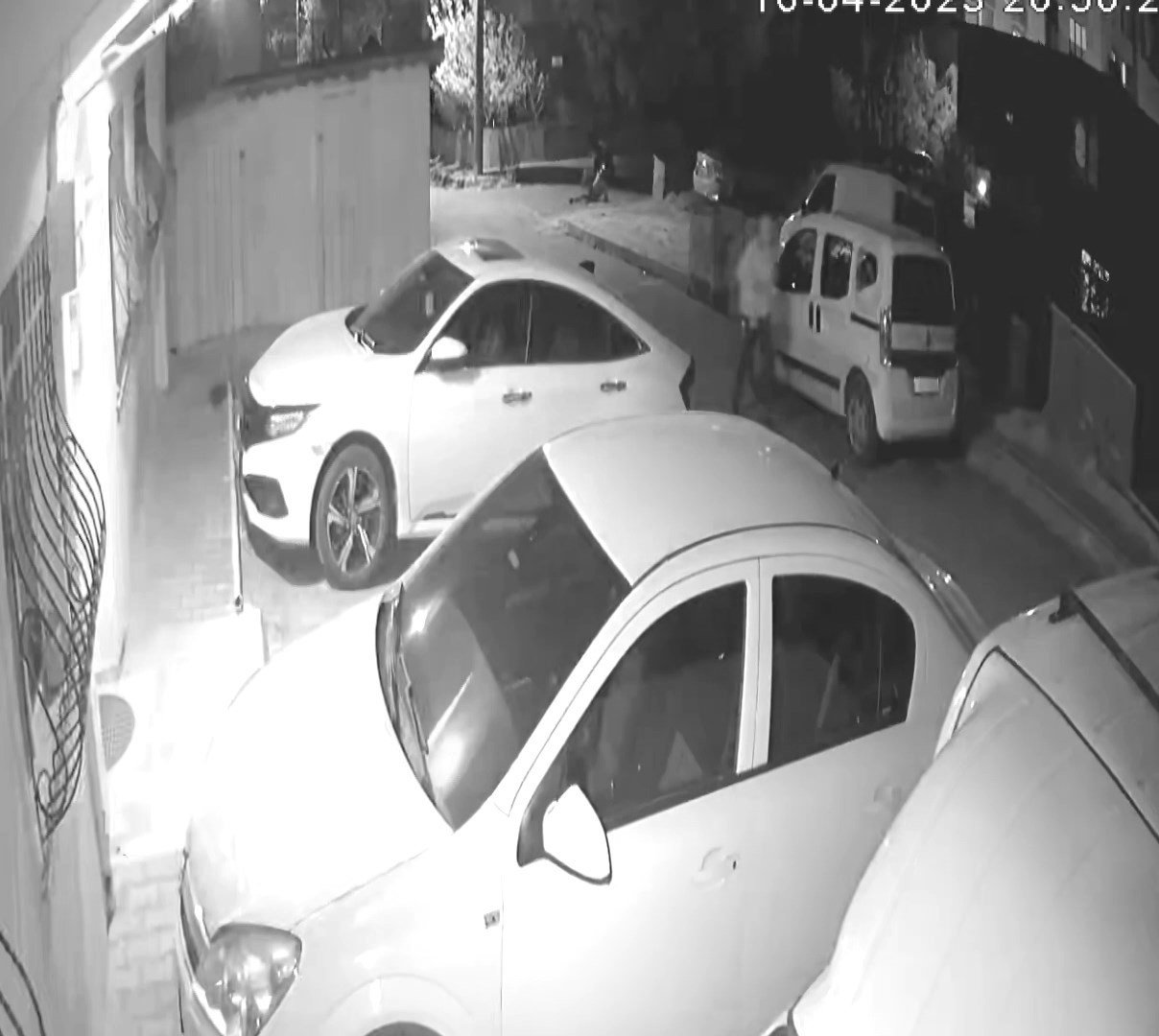 Sipariş verip bekledikleri motosikletli kuryeyi pompalı tüfekle vurdular