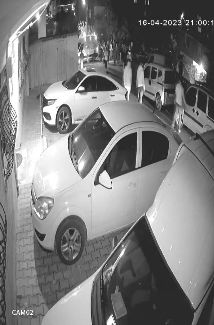 Sipariş verip bekledikleri motosikletli kuryeyi pompalı tüfekle vurdular