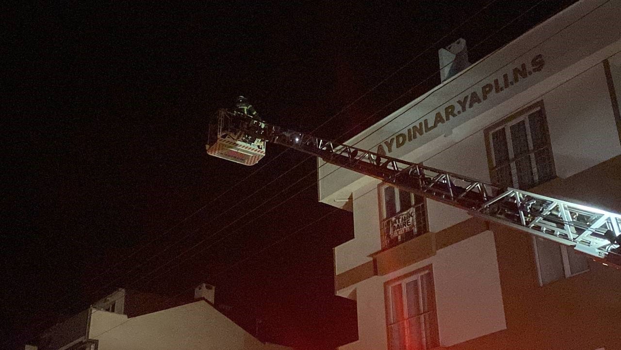 Tadilat yapılan çatıda yangın çıktı